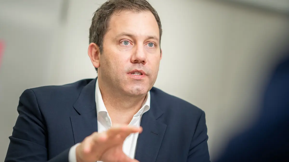 Lars Klingbeil, SPD-Bundesvorsitzender, spricht bei einem dpa-Interview. (zu dpa: «Klingbeil: Derzeit keine Verhandlungen mit Putin denkbar») +++ dpa-Bildfunk +++
