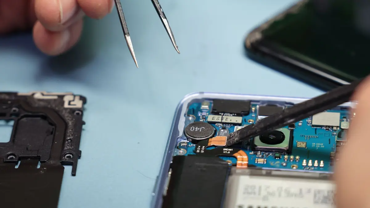 EU-Parlament für „Recht auf Reparatur“: ARCHIV - 23.04.2024, Hamburg: Ein Techniker arbeitet an einem Smartphone mit defektem Display in seinem kleinen Fachgeschäft für Reparaturen und Zubehör. In der EU sollen Kunden in Zukunft das Recht haben, bestimmte Geräte reparieren zu lassen. Mit der neuen Regelung soll gewährleistet werden, dass Produkte länger genutzt werden und weniger Müll produziert wird. (zu dpa: «EU-Energielabel für Smartphones und Tablets bald Pflicht») Foto: Christian Charisius/dpa +++ dpa-Bildfunk +++