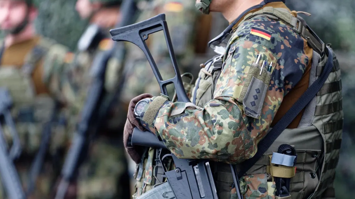 ARCHIV - 31.07.2023, Nordrhein-Westfalen, Rheinbach: Soldaten stehen beim Antrittsbesuch von Verteidigungsminister Pistorius beim militärischen Organisationsbereich (OrgBer) Cyber- und Informationsraum (CIR) am Standort Rheinbach auf dem Gelände. (zu dpa: «Rückkehr zur Wehrpflicht? Union für Vorbereitungen») Foto: Henning Kaiser/dpa +++ dpa-Bildfunk +++