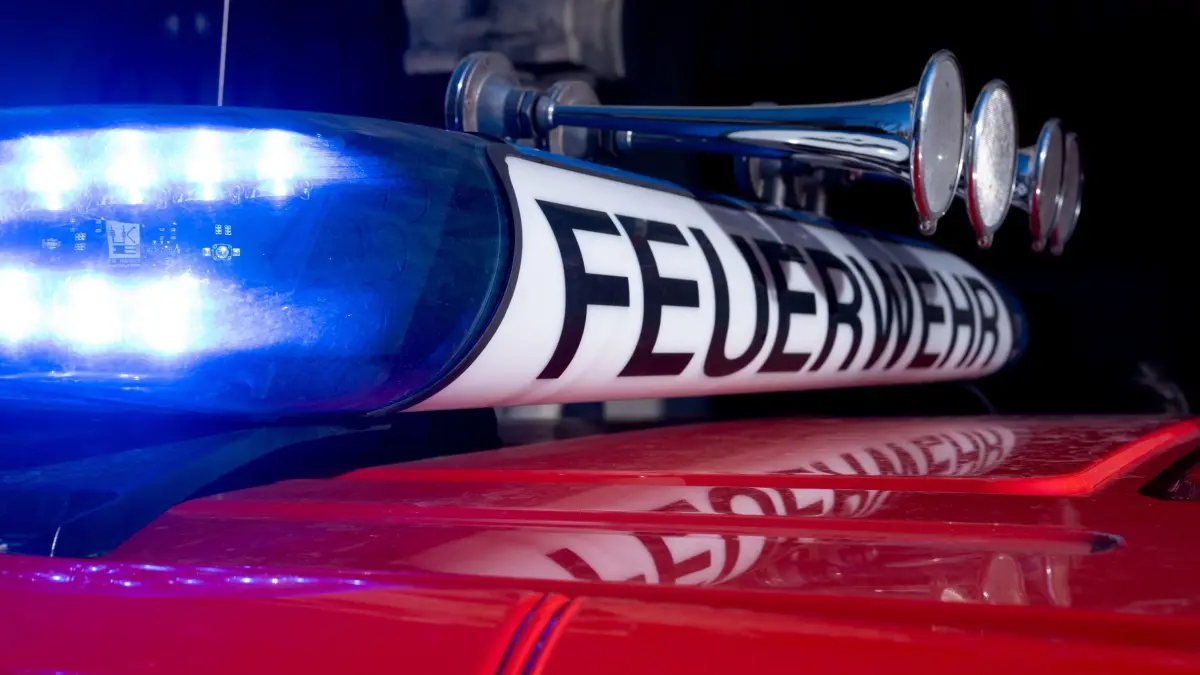 Feuerwehr - Symbolbild: ARCHIV - 05.02.2024, Bayern, München: Ein Fahrzeug der Berufsfeuerwehr München mit der Aufschrift „Feuerwehr“ steht an der Feuerwache 1 in der Fahrzeughalle. (zu dpa: «2,5 Millionen Euro Schaden nach Autobrand») Foto: Niklas Treppner/dpa +++ dpa-Bildfunk +++