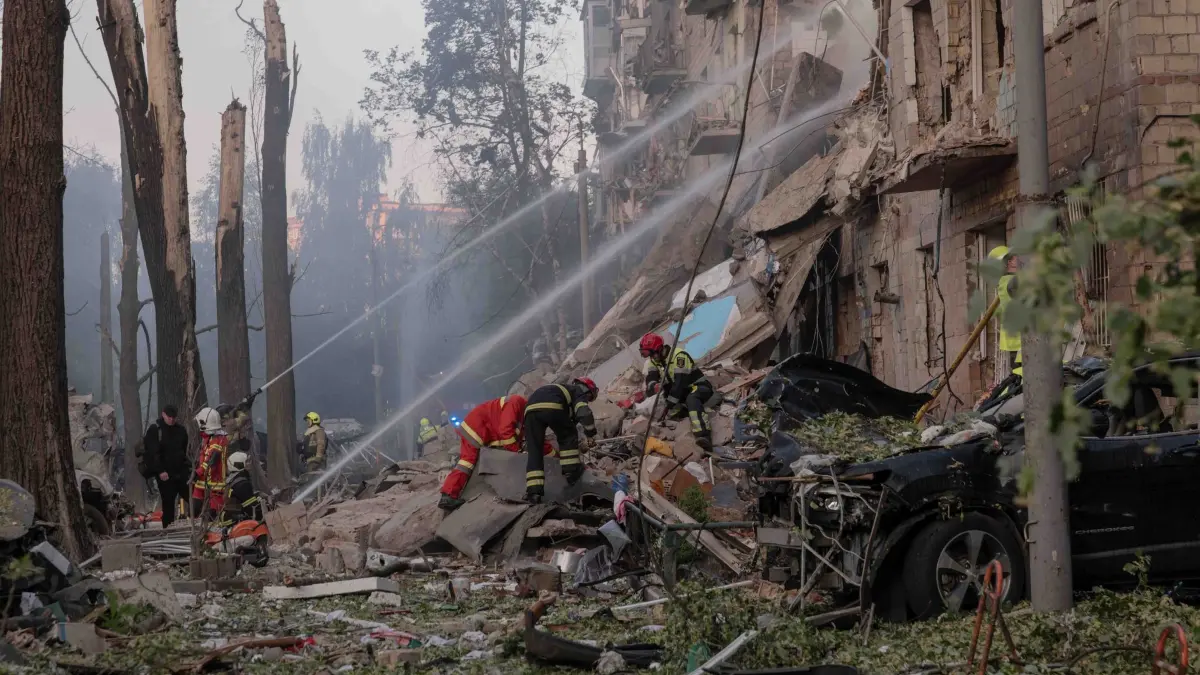 Ukraine-Krieg - Kiew: 23.06.2025, Ukraine, Kiew: Feuerwehrleute arbeiten daran, einen Brand in einem Wohnhaus nach einem russischen Angriff zu löschen. Foto: Svet Jacqueline/ZUMA Press Wire/dpa +++ dpa-Bildfunk +++