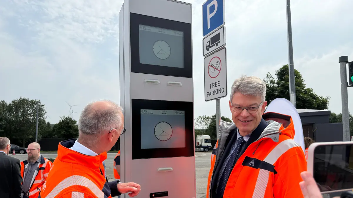 Bundesverkehrsminister Patrick Schnieder hat das neu installierte telematische Parkverfahren auf der Rastanlage Hunsrück West für den Verkehr freigegeben.