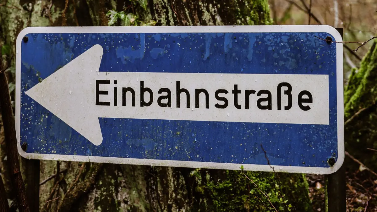 26.02.2024, Nordrhein-Westfalen, Wülfrath: Ein Schild mit der Aufschrift "Einbahnstraße" steht auf dem Gelände der ehemaligen Klinik Aprath. Die Kinder sollten von Tuberkulose geheilt werden und erlebten ein Martyrium. Jahrzehnte später besuchen die ehemaligen Verschickungskinder die Klinikruine Aprath. Foto: Oliver Berg/dpa +++ dpa-Bildfunk +++