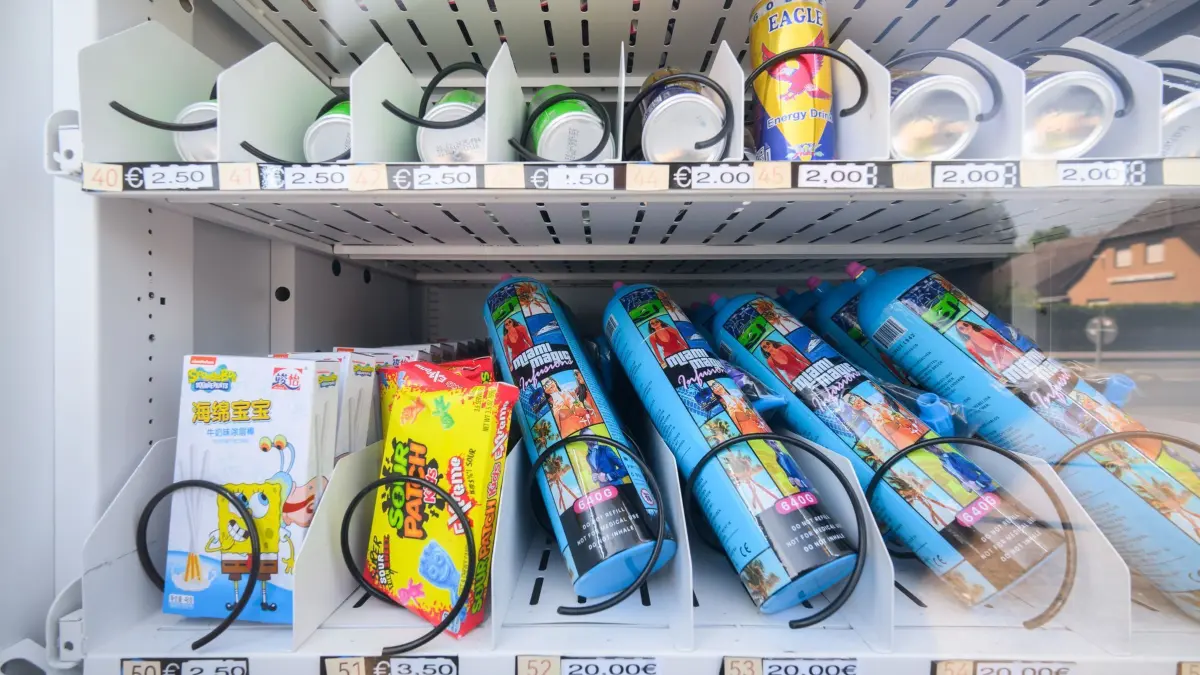 Lachgas: ARCHIV - 21.05.2024, Niedersachsen, Gifhorn: Ein Warenautomat, unter anderem mit Lachgasflaschen bestückt, steht vor einem Ladengeschäft. (zu dpa: «Kabinett bringt Lachgas-Verbot auf dem Weg») Foto: Julian Stratenschulte/dpa +++ dpa-Bildfunk +++
