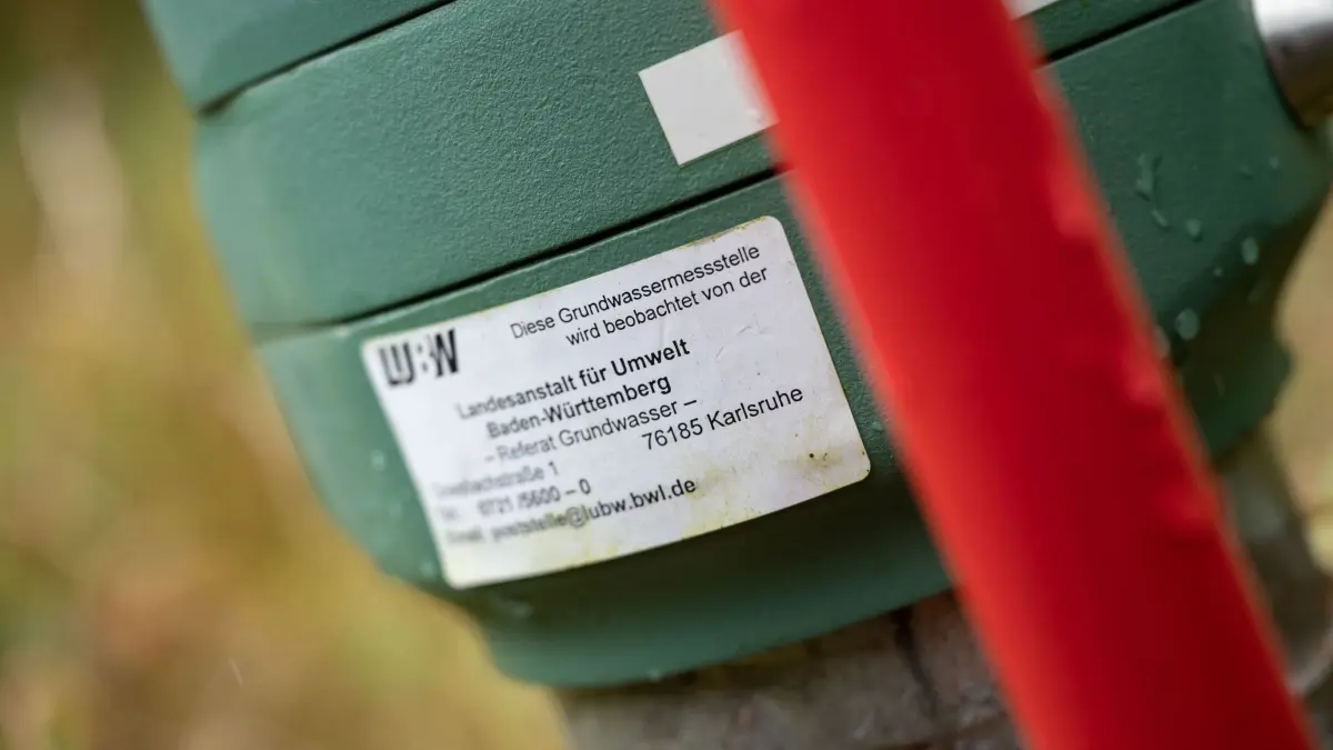 Grundwassermessstelle in Baden-Württemberg: ARCHIV - 04.10.2021, Baden-Württemberg, Markgröningen: Eine Grundwassermessstelle der Landesanstalt für Umwelt Baden-Württemberg (LUBW) steht auf einer Wiese bei Markgröningen. (zu dpa: «Grundwasser im Südwesten auf Tiefstand wie im Dürrejahr 2020») Foto: Marijan Murat/dpa +++ dpa-Bildfunk +++