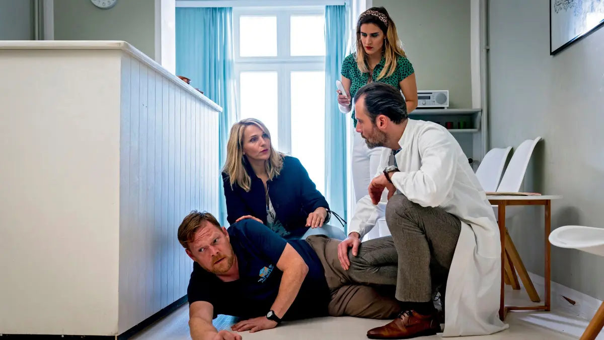 Notfall in der Praxis! Nora (Tanja Wedhorn), Hannes (Benjamin Güter) und Mandy (Morgane Ferru, hinten) versorgen den Paketboten Oliver Bröcker (Thomas Freier).