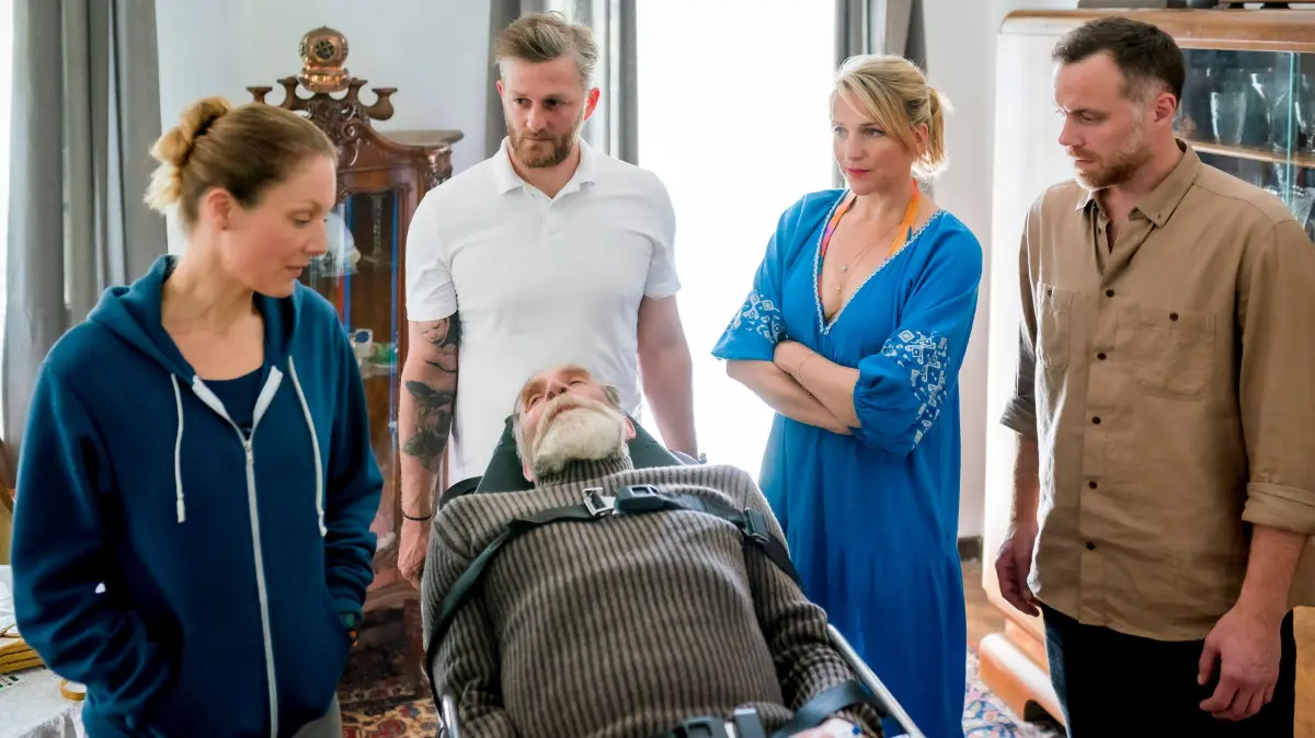 Nora (Tanja Wedhorn, 2. v. re.) und Max (Bernhard Piesk, re.) versuchen zwischen den zerstrittenen Geschwistern Julia (Tessa Mittelstaedt, li.) und Henk (Jochen Nickel, unten) zu vermitteln.