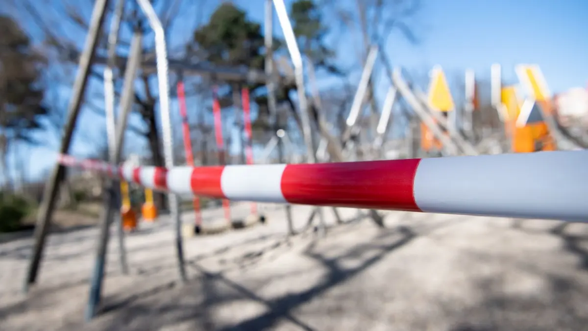 Corona-Lockdown: ARCHIV - 23.03.2020, Berlin: Keine Kinder spielen am Montagvormittag auf dem mit rot-weißem Flatterband abgesperrten Spielplatz in Moabit. (zu dpa: «Bundestag will Corona-Kommission einsetzen») Foto: Bernd von Jutrczenka/dpa +++ dpa-Bildfunk +++