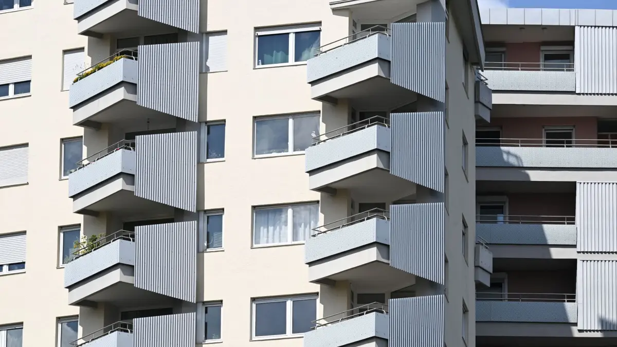 Wohnungen: 09.07.2025, Baden-Württemberg, Stuttgart: Die Fassade eines Wohnhauses. (zu dpa: «Mietpreisbremse verlängert- Ministerin droht mit Bußgeld») Foto: Bernd Weißbrod/dpa +++ dpa-Bildfunk +++