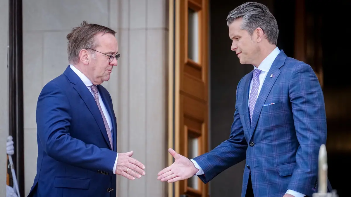 Verteidigungsminister Boris Pistorius reist in die USA: 14.07.2025, USA, Washington: Boris Pistorius (SPD, l), Bundesminister der Verteidigung, wird von seinem US-amerikanischen Amtskollegen Pete Hegseth mit militärischen Ehren empfangen. Im Mittelpunkt des Treffens steht vor allem die Ausrüstung der ukrainischen Streitkräfte für den weiteren Abwehrkampf gegen Russland - vor allem die Stärkung der Luftabwehr. Aber auch die Aufrüstung der Nato und die US-Truppenstationierung in Deutschland dürften eine Rolle spielen. Foto: Kay Nietfeld/dpa +++ dpa-Bildfunk +++