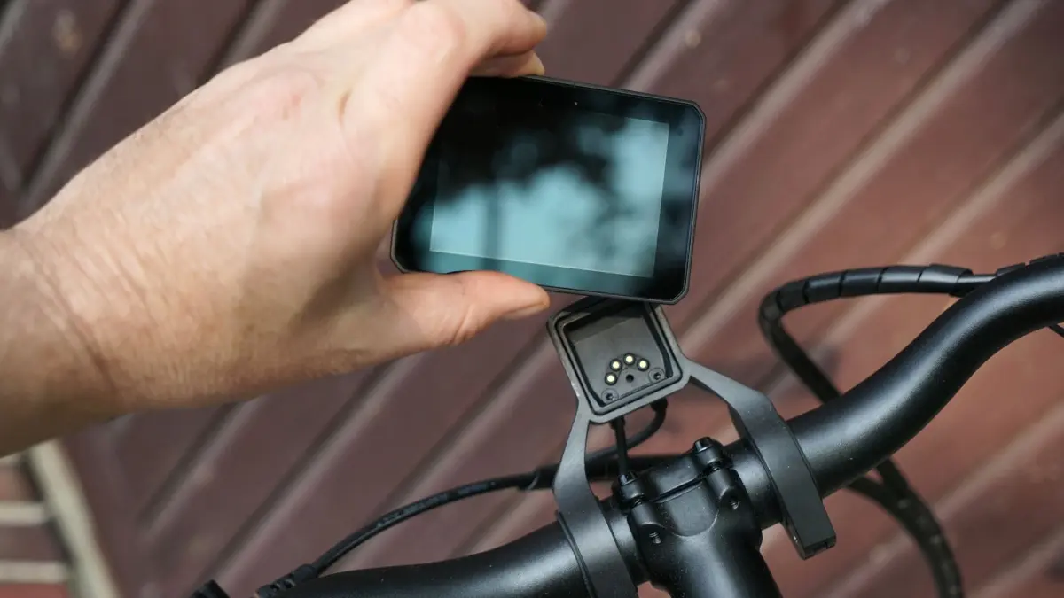 Ein Mann nimmt das abnehmbare Display ab: ARCHIV - Lässt sich entnehmen, und ohne geht nix: das 3,5-Zoll-Farb-Display von Fit. Über die Anzeige mit Bluetooth-Konnektivität werden Navi-Anweisungen, Reichweitenprognose, Unterstützungsstufen, Akku-Ladestand, Tempo, aber auch Kalorienverbrauch, Leistungsanzeige, Temperaturanzeige, Trittfrequenz sowie Höhenmesser mit Steigungs- und Gefälleanzeige visualisiert. (zu dpa: «Ab durch den Großstadtdschungel mit einem Kompakt-E-Bike») Foto: Stefan Weißenborn/dpa-tmn - Honorarfrei nur für Bezieher des dpa-Themendienstes +++ dpa-Themendienst +++
