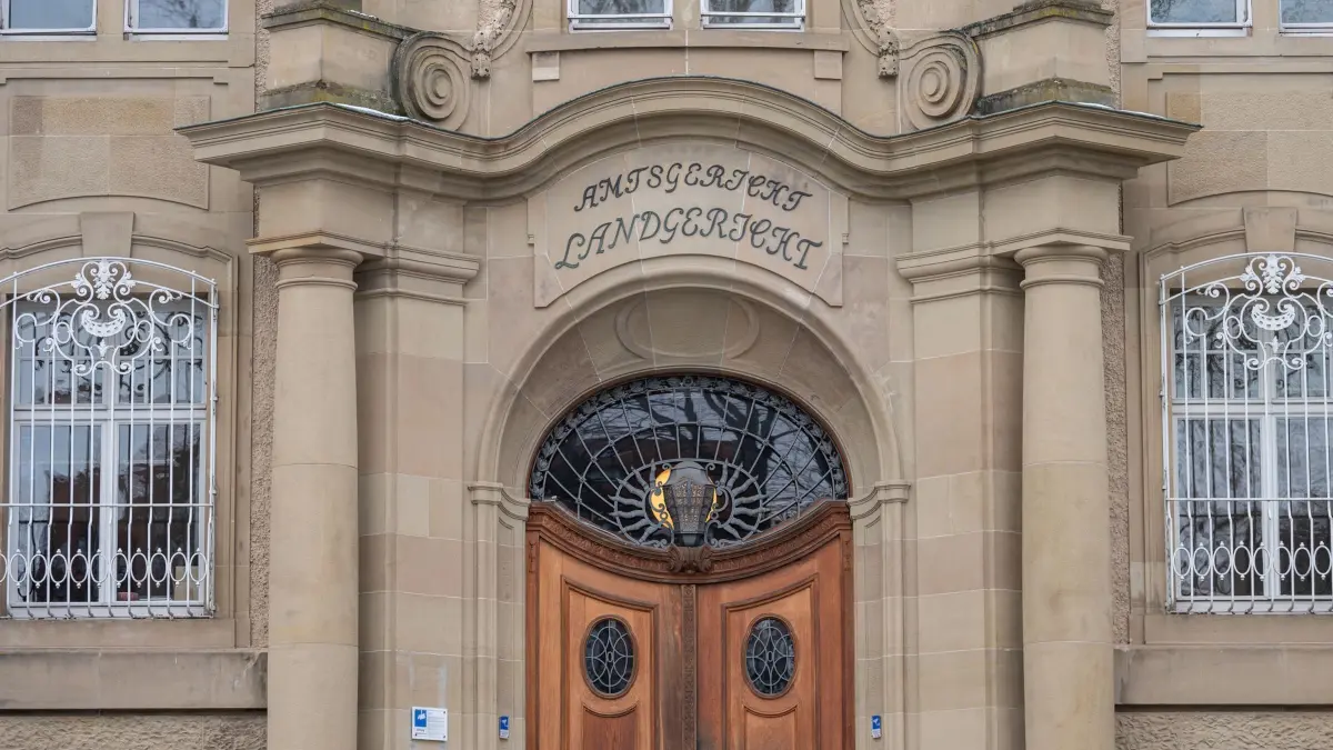 Prozess um Schüsse auf Zwölfjährigen: ARCHIV - 18.02.2025, Baden-Württemberg, Rottweil: Der Schriftzug «Amtsgericht Landgericht» ist über dem Haupteingang des Gerichtsgebäudes zu sehen. (zu dpa: «Nach Kopfschuss auf Freund: 14-Jähriger verurteilt») Foto: Silas Stein/dpa +++ dpa-Bildfunk +++