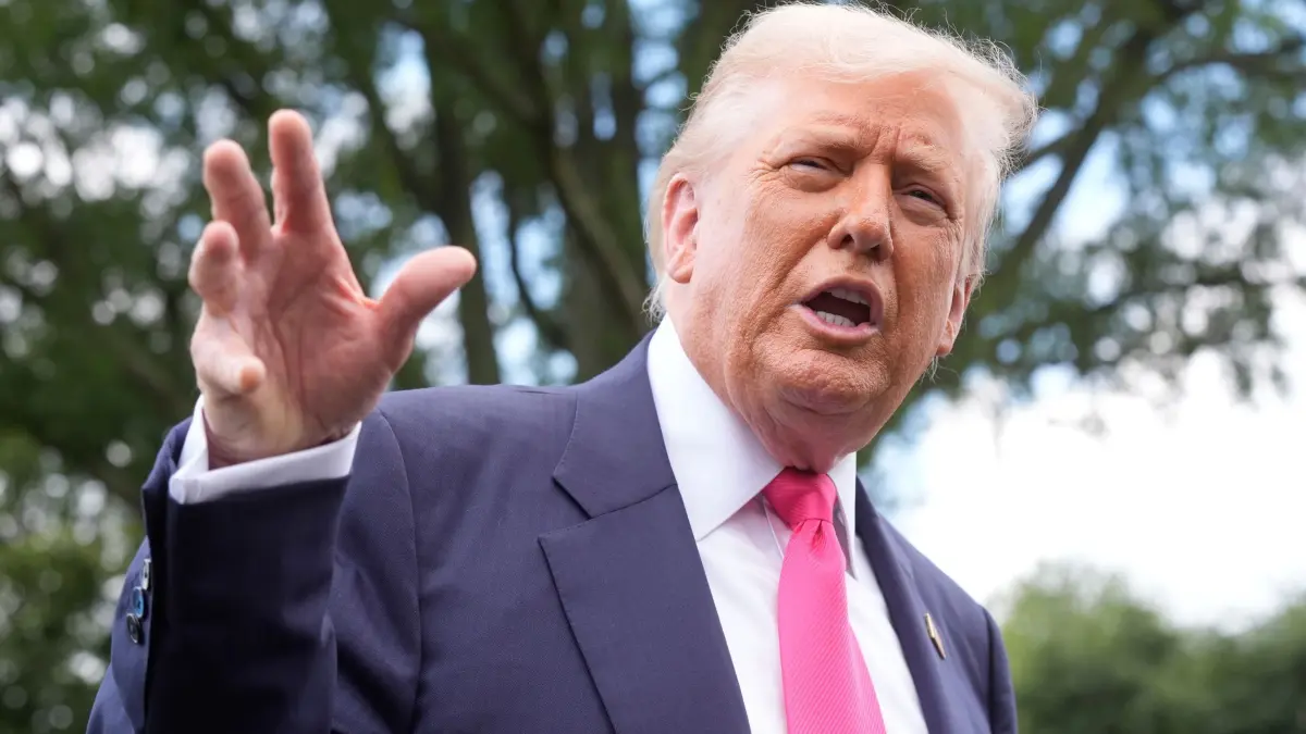 US-Präsident Trump: 15.07.2025, USA, Washington: US-Präsident Donald Trump spricht zu den Medien, als er das Weiße Haus verlässt. Foto: Manuel Balce Ceneta/AP/dpa +++ dpa-Bildfunk +++