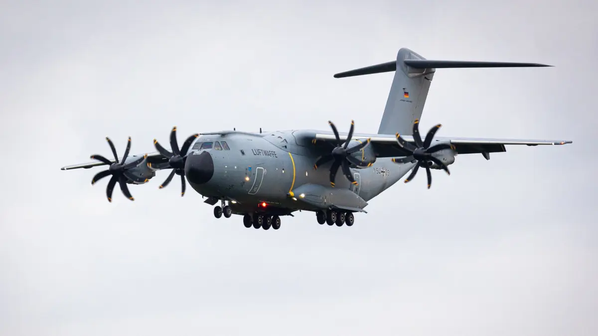 dpatopbilder - 30.08.2024, Niedersachsen, Wunstorf: Ein Transportflugzeug vom Typ Airbus A400M der Luftwaffe landet am Abend auf dem Fliegerhorst Wunstorf in der Region Hannover. Die Bundeswehr hat ihren Einsatz im westafrikanischen Niger beendet und ihren Lufttransportstützpunkt in Niamey geräumt. Foto: Moritz Frankenberg/dpa +++ dpa-Bildfunk +++