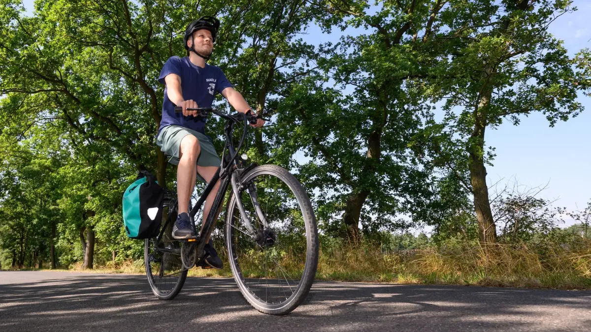 Deutschlands erster „kühler“ Radweg startet in der Lausitz: PRODUKTION - 17.07.2025, Brandenburg, Großräschen: Tobias Nowakowski, wissenschaftlicher Mitarbeiter am Lehrstuhl für Umweltökonomie an der Brandenburgischen Technischen Universität Cottbus-Senftenberg (BTU), ist mit seinem Fahrrad auf dem neuen Radweg «Kühle Spur» unterwegs. Tobias Nowakowski war maßgeblich Beteiligt am Pilotprojekt Radweg «Kühle Spur», der am 19.07.2025 feierlich eröffnet werden soll. Mit dem Pilotprojekt «Kühle Spur» entstand in der Lausitz der erste Radweg Deutschlands, der an den Klimawandel angepasst ist. Er soll das Radeln auch bei Hitze angenehmer machen. Der neue Radweg «Kühle Spur» ist 30 Kilometer lang, überwiegend kühl, bietet Bademöglichkeiten und wenig Straßen - laut Ankündigung eine Neuheit für Deutschland. Entwickelt wurde das Projekt von Wissenschaftlerinnen und Wissenschaftler des Leibniz-Zentrums für Agrarlandschaftsforschung (ZALF) und der Brandenburgischen Technischen Universität Cottbus-Senftenberg (BTU). Foto: Patrick Pleul/dpa +++ dpa-Bildfunk +++