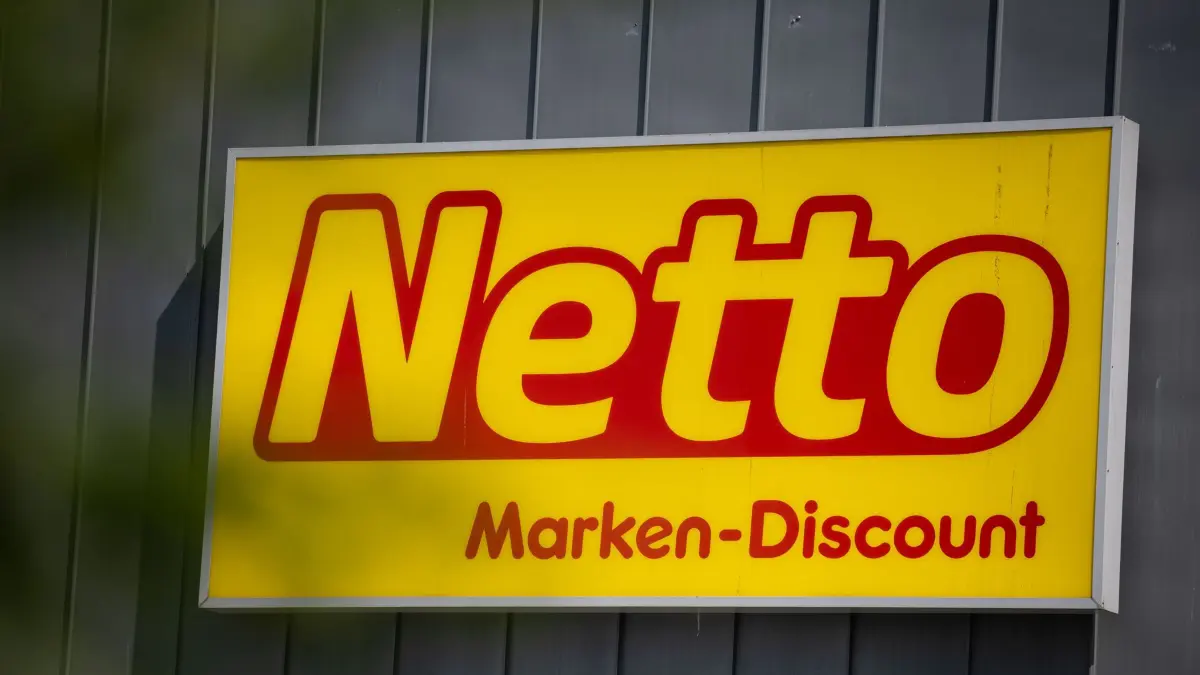 ARCHIV - 17.06.2025, Berlin: Ein Netto-Schild hängt an einer Hauswand. (zu dpa: «Bei Netto verkauft: Bestimmte Pistazien zurückgerufen») Foto: Hannes P Albert/dpa +++ dpa-Bildfunk +++