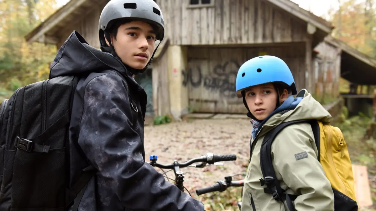 Milo Jacobi (Mika Ullritz, l.) und sein Bruder Sammy (Vico-Simone Magno, r.) suchen einen Lost Place auf, in der Hoffnung, dort mit dem Geist ihrer toten Mutter kommunizieren zu können.