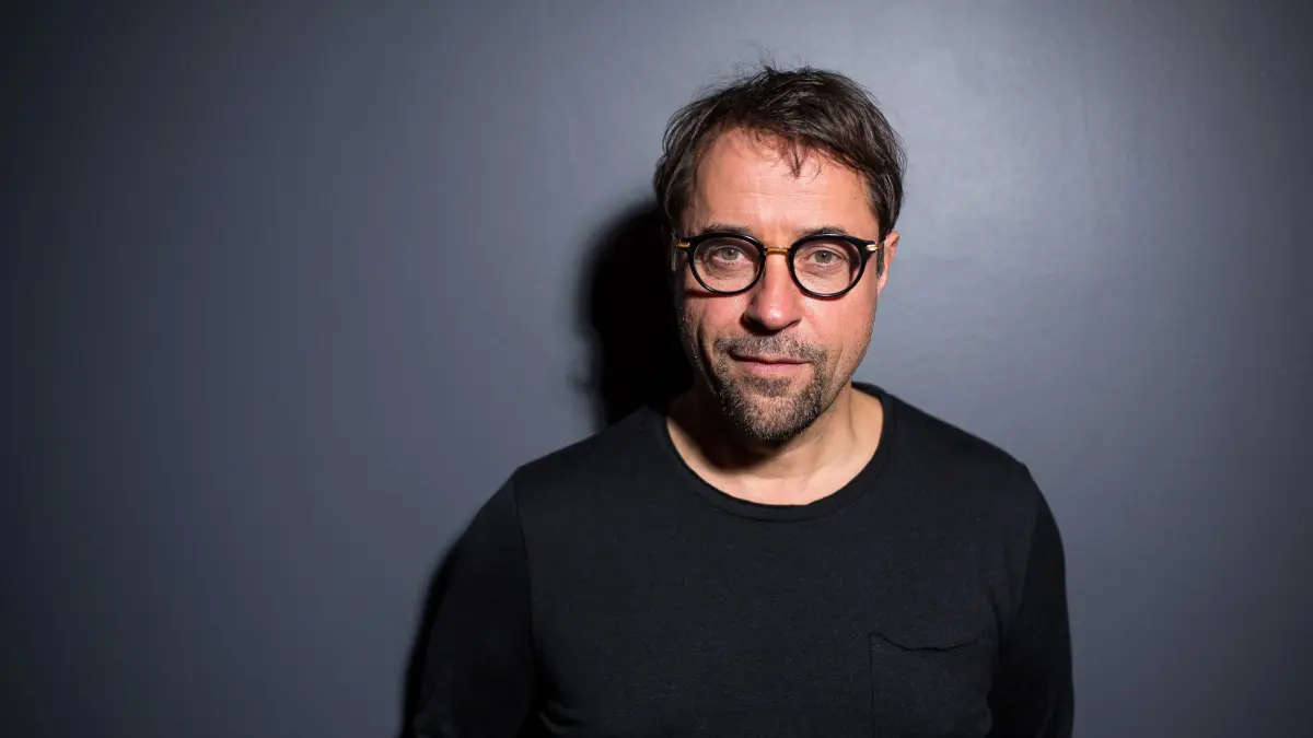 ARCHIV - 16.11.2017, Nordrhein-Westfalen, Münster: Der Darsteller des «Tatort» aus Münster, Jan Josef Liefers (Karl-Friedrich Boerne), kommt im Cineplex zur Kinopremiere des Tatorts «Gott ist auch nur ein Mensch». (zu dpa «Schauspieler Jan Josef Liefers erhält Hans-Rosenthal-Ehrenpreis» vom 03.03.2018) Foto: Guido Kirchner/dpa +++ dpa-Bildfunk +++