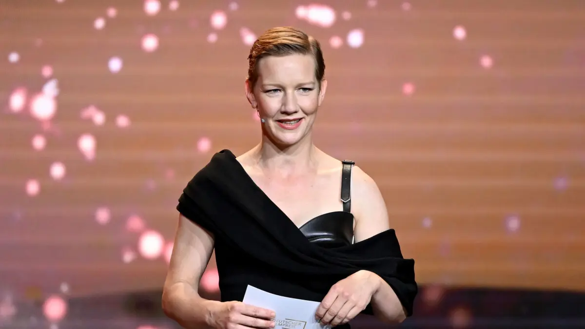 Schauspielerin Sandra Hüller steht bei der Verleihung des Deutschen Filmpreises als Laudatorin auf der Bühne. Die Lola ist eine der wichtigsten Auszeichnungen der Branche. (zu dpa: «Filmfest München eröffnet mit Sandra Hüller») +++ dpa-Bildfunk +++