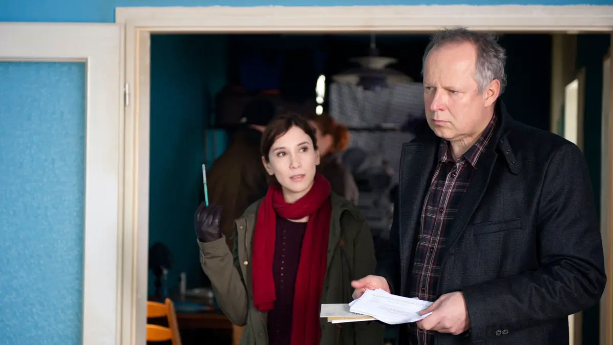Kommissar Borowski (Axel Milberg) und Sarah Brandt (Sibel Kekilli) versuchen den stillen Gast ausfindig zu machen, während dieser es auf Sarah Brandt abgesehen hat.