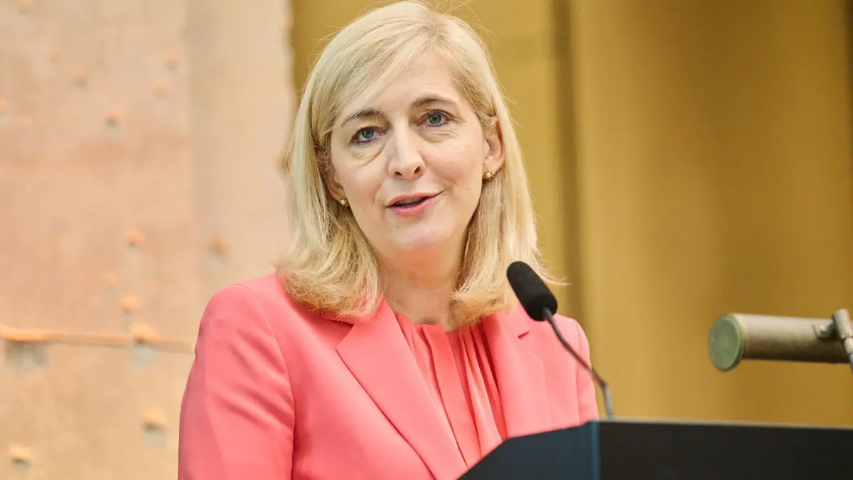 Gesundheitsministerin Warken: ARCHIV - 09.07.2025, Berlin: Nina Warken (CDU), Bundesministerin für Gesundheit, spricht in der Akademie der Wissenschaften. (zu dpa: «Warken gegen Benachteiligung bei Arztterminen») Foto: Annette Riedl/dpa +++ dpa-Bildfunk +++