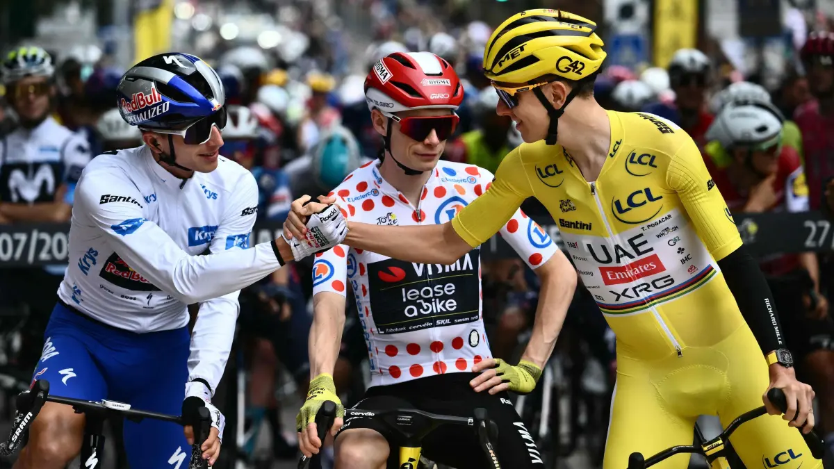 Red Bull - BORA - hansgrohe team's German rider Florian Lipowitz wearing the best young rider's white jersey, Team Visma - Lease a bike team's Danish rider Jonas Vingegaard wearing the best climber's polka dot (dotted) jersey and UAE Team Emirates - XRG team's Slovenian rider Tadej Pogacar wearing the overall leader's yellow jersey await the start of the 21st and final stage of the 112th edition of the Tour de France cycling race, 132.3 km between Mantes-la-Ville and Paris Champs-Elysees Avenue, on July 27, 2025. (Photo by Marco BERTORELLO / AFP)