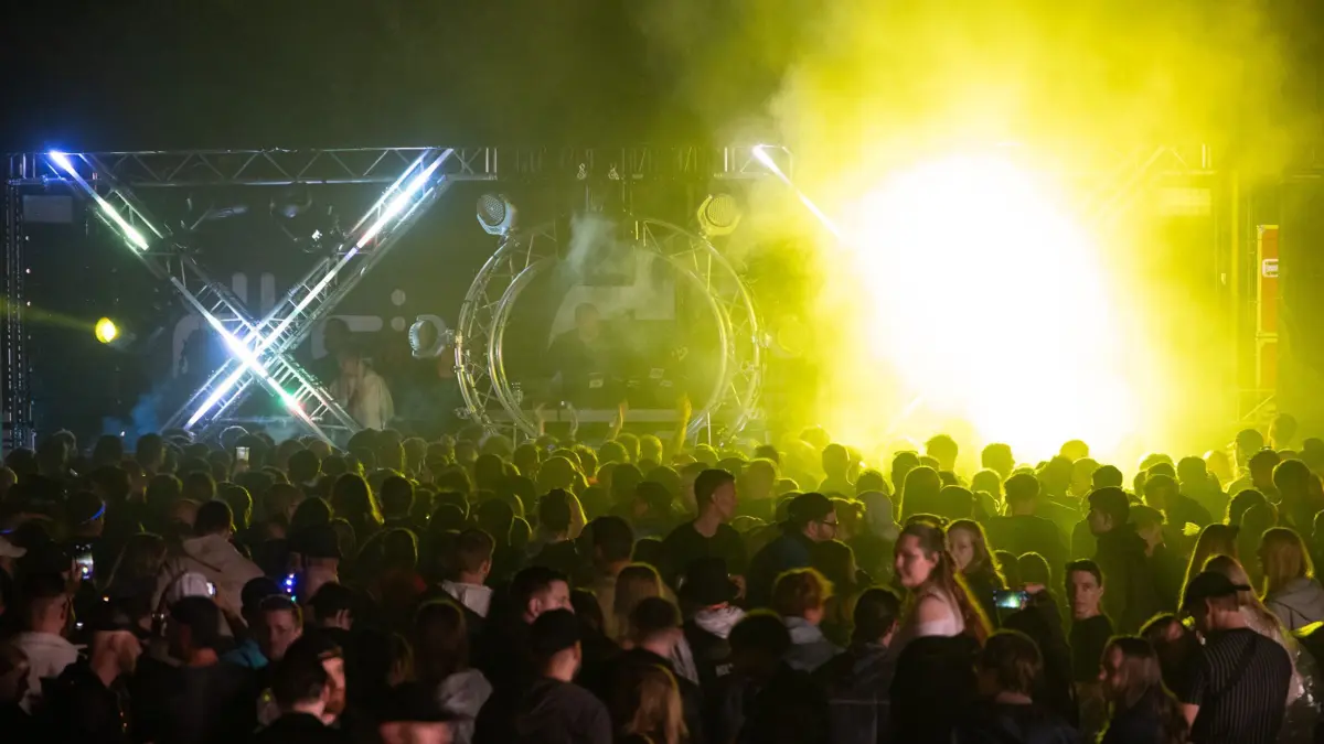 Die Beatparade 2025 zieht durch den Regen.