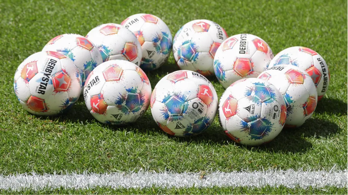 GER, xFSx ,Hamburg, HSV , Freundschaftsspiel , Fussball, DFL, Hamburger SV , Olympique Lyon , im Hamburger Volksparkstadion , 26.07.2025 , v.l. Spielball Derbystar , Themenfoto, Themenbild, Symbolfoto, Symbolbild, Stockfoto DFL regulations prohibit any use of photographs as image sequences and/or quasi-video. *** GER, xFSx ,Hamburg, HSV , Friendly match , Football, DFL, Hamburger SV , Olympique Lyon , in Hamburger Volksparkstadion , 26 07 2025 , v l Match ball Derbystar , Theme photo, Theme image, Symbol photo, Symbol image, Stock photo DFL regulations prohibit any use of photographs as image sequences and or quasi video Copyright: HMBxMedia/FernandoxSoares