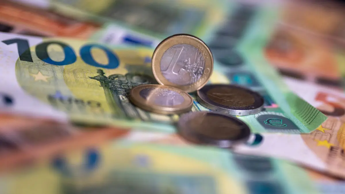 Der Oberbürgermeister muss eine Geldbuße zahlen. (Symbolfoto): ARCHIV - 21.08.2023, Berlin: Geldscheine mit dem Wert von 100 und 50 Euro und Münzen liegen auf einem Tisch. (Symbolfoto) (zu dpa: «Disziplinarverfahren: Oberbürgermeister muss Geldbuße zahlen») Foto: Monika Skolimowska/dpa +++ dpa-Bildfunk +++