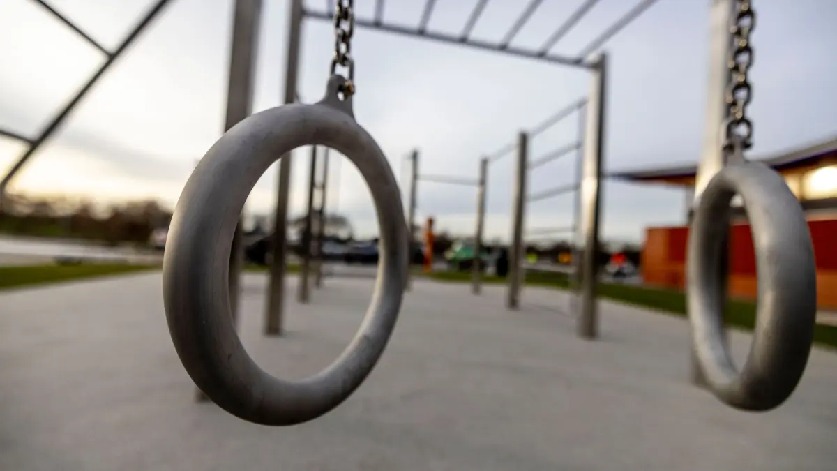 Eine Calisthenics-Anlage: ARCHIV - 21.12.2022, Nordrhein-Westfalen, Leverkusen: Calisthenics Park Sportgeräte stehen an der neu gestalteten Rastplatzanlage. (zu dpa: «Seriengewalttäter attackiert Sportler auf Trimm-Dich-Pfaden») Foto: Christoph Reichwein/dpa +++ dpa-Bildfunk +++
