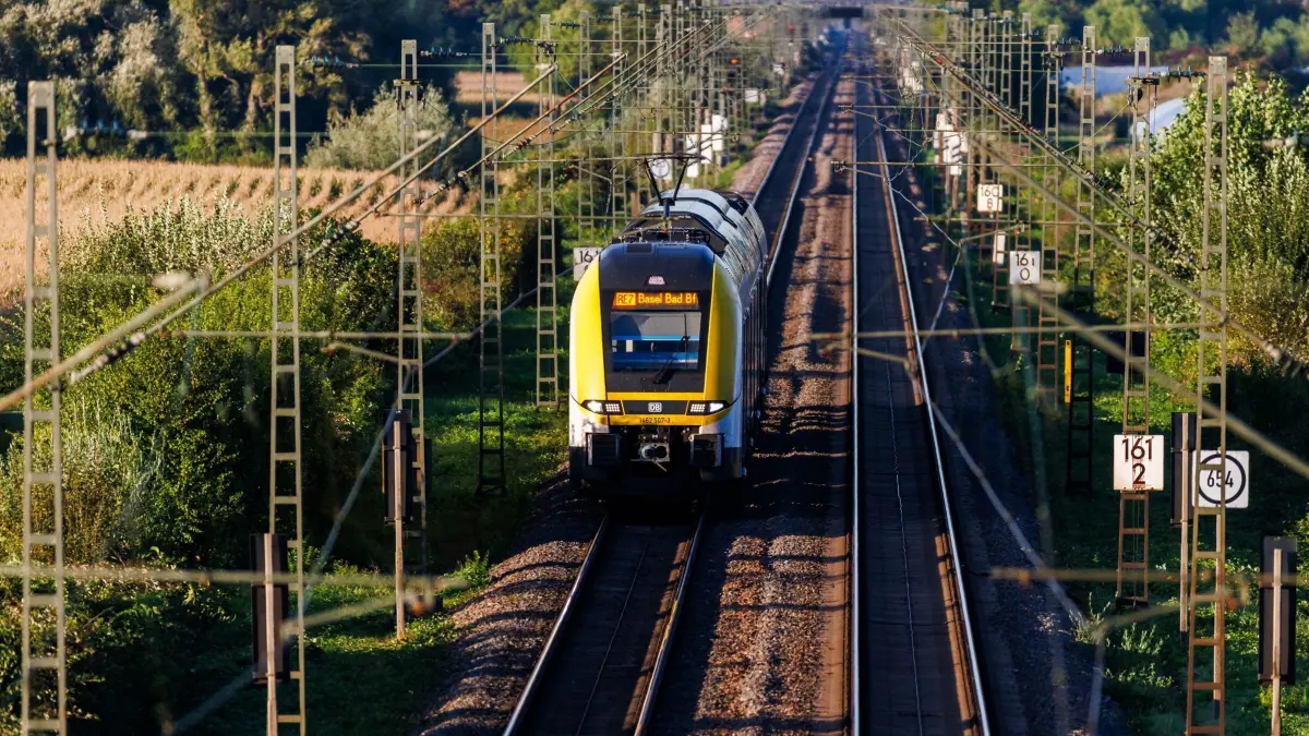 Rheintalbahn: ARCHIV - 19.09.2023, Baden-Württemberg, Lahr: Ein Nahverkehrszug fährt nahe Lahr über die Rheintalstrecke. (zu dpa: «Rheintalbahn wegen Notarzteinsatzes gesperrt») Foto: Philipp von Ditfurth/dpa +++ dpa-Bildfunk +++