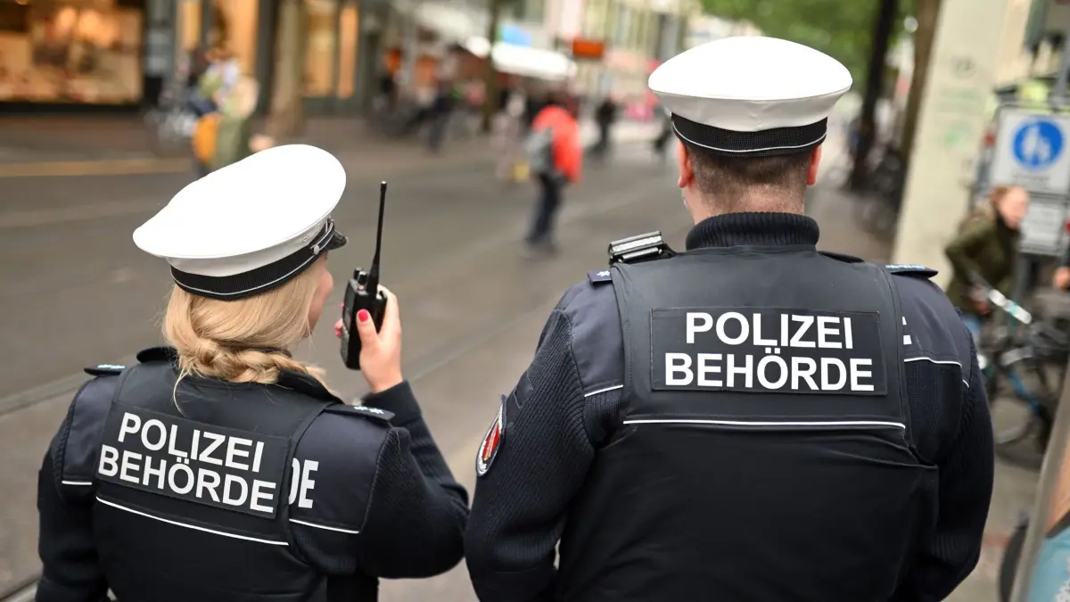 10.06.2020, Baden-Württemberg, Stuttgart: Mitarbeiter der Polizeibehörde beim Kommunalen Ordnungsdienst (KOD) stehen in der Fußgängerzone. Die Menschen im Südwesten haben gelernt mit den Corona-Regeln zu leben. Trotz weiterhin zahlreicher Kontrollen sinkt die Zahl der Verstöße. Foto: Uli Deck/dpa +++ dpa-Bildfunk +++