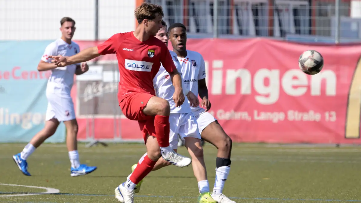 TSG Balingen II vs. SV Croatia Reutlingen Fussball, Landesliga Staffel 3, 1.Spieltag, Saison 2025/2026, 10.08.2025 : Finn Koenig (TSG Balingen II, #15) im Zweikampf mit Giuliano Soddu (SV Croatia Reutlingen, #70)
TSG Balingen II vs. SV Croatia Reutlingen
Fussball, Landesliga Staffel 3, 1.Spieltag, Saison 2025/2026, 10.08.2025
Foto: Eibner-Pressefoto/ Tobias Baur