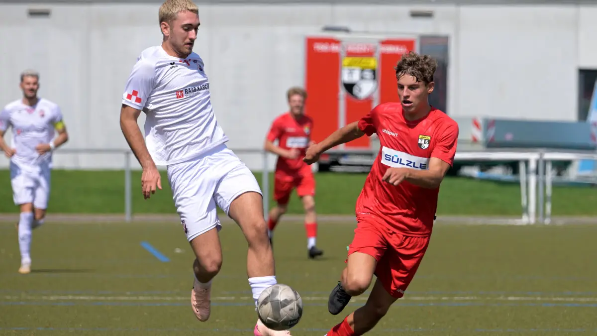 TSG Balingen II vs. SV Croatia Reutlingen, Fussball, Landesliga Staffel 3, 1.Spieltag, Saison 2025/2026, 10.08.2025 : Michele Ciro Antonio Corbisiero (SV Croatia Reutlingen, #19) im Zweikampf mit Bastian Berger (TSG Balingen II, #13)
TSG Balingen II vs. SV Croatia Reutlingen,
Fussball, Landesliga Staffel 3, 1.Spieltag, Saison 2025/2026, 10.08.2025
Foto: Eibner-Pressefoto/ Tobias Baur
