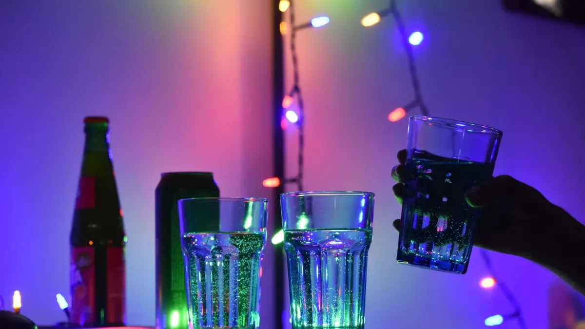 Drinks stehen auf einem Tisch
