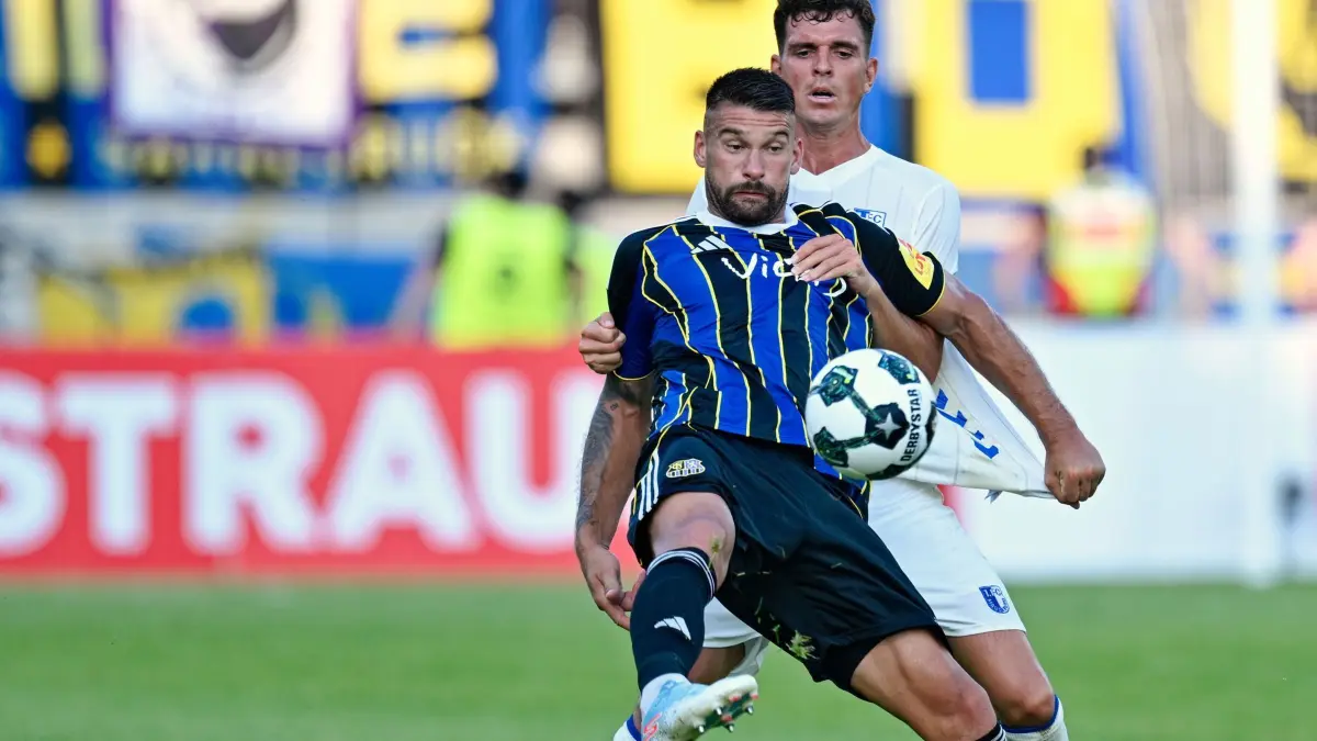 1. FC Saarbrücken - 1. FC Magdeburg: 15.08.2025, Saarland, Saarbrücken: Fußball: DFB-Pokal, 1. FC Saarbrücken - 1. FC Magdeburg, 1. Runde, Ludwigspark-Stadion. Kai Brünker (vorne, 1. FC Saarbrücken) und Tobias Müller (1. FC Magdeburg) kämpfen um den Ball. Foto: Uwe Anspach/dpa - WICHTIGER HINWEIS: Gemäß den Vorgaben der DFL Deutsche Fußball Liga bzw. des DFB Deutscher Fußball-Bund ist es untersagt, in dem Stadion und/oder vom Spiel angefertigte Fotoaufnahmen in Form von Sequenzbildern und/oder videoähnlichen Fotostrecken zu verwerten bzw. verwerten zu lassen. +++ dpa-Bildfunk +++