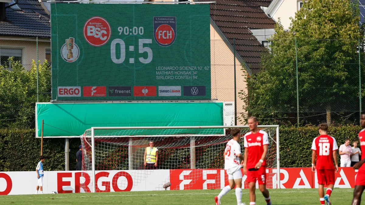 Bahlinger SC - 1. FC Heidenheim: 16.08.2025, Baden-Württemberg, Bahlingen am Kaiserstuhl: Fußball: DFB-Pokal, Bahlinger SC - 1. FC Heidenheim, 1. Runde, Kaiserstuhlstadion: Der Endstand 0:5 wird angezeigt. Foto: Philipp von Ditfurth/dpa - WICHTIGER HINWEIS: Gemäß den Vorgaben der DFL Deutsche Fußball Liga bzw. des DFB Deutscher Fußball-Bund ist es untersagt, in dem Stadion und/oder vom Spiel angefertigte Fotoaufnahmen in Form von Sequenzbildern und/oder videoähnlichen Fotostrecken zu verwerten bzw. verwerten zu lassen. +++ dpa-Bildfunk +++
