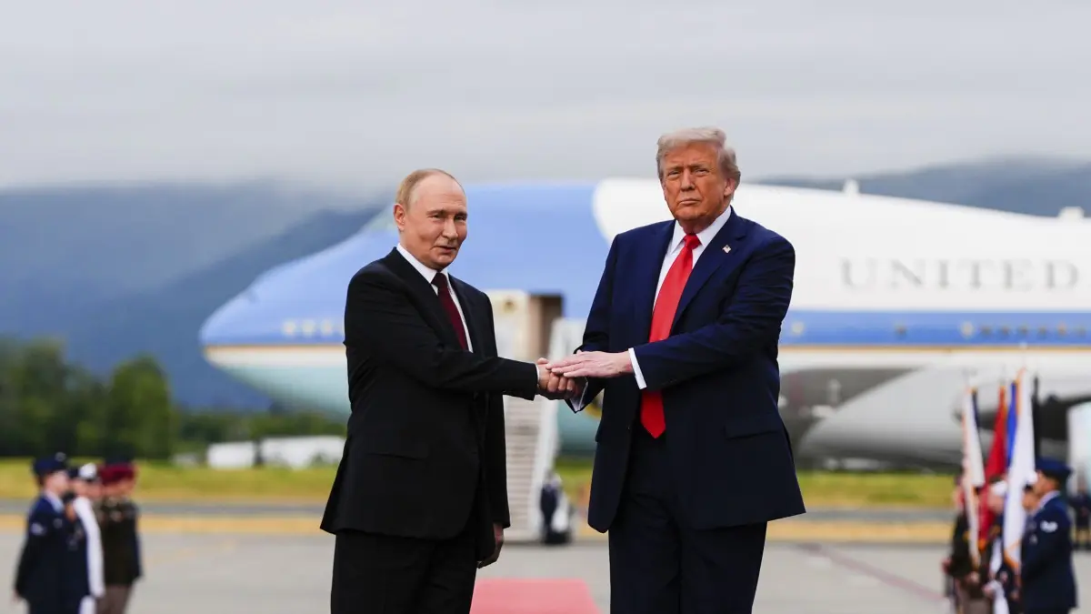 15.08.2025, USA, Joint Base Elmendorf-Richardson: US-Präsident Donald Trump (r) und der russische Präsident Wladimir Putin stehen auf der Joint Base Elmendorf-Richardson, Alaska, nebeneinander und geben einander die Hand. Foto: Julia Demaree Nikhinson/AP/dpa +++ dpa-Bildfunk +++