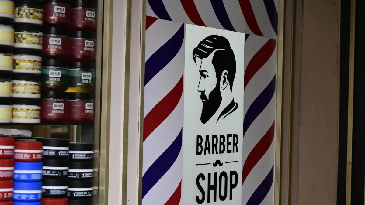 Themenfoto, Symbolfoto Barbershop. Der Zoll kontrolliert Barbershops im Zusammenhang mit Schwarzarbeit. Die Handwerkskammern legen großen Wert auf die Einhaltung der Vorschriften und die Eintragung von Barbershops in die Handwerksrolle, um die Qualität und Sicherheit zu gewährleisten. Neben Schwarzarbeit werden auch andere Bereiche, wie z.B. die Einhaltung von Hygienevorschriften, kontrolliert. *** Theme photo, symbol photo Barbershop Customs inspects barbershops in connection with illegal employment The chambers of crafts attach great importance to compliance with regulations and the registration of barbershops in the register of craftsmen in order to ensure quality and safety In addition to illegal employment, other areas such as co Copyright: xMatthiasxWehnertx