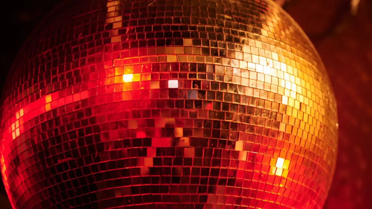 Welche Songs fröhliche Erinnerungen auslösen: ACHTUNG: SPERRFRIST 20. AUGUST 20:00 UHR. ACHTUNG: DIESER BEITRAG DARF NICHT VOR DER SPERRFRIST, 20. AUGUST, 20.00 UHR, VERÖFFENTLICHT WERDEN! EIN BRUCH DES EMBARGOS KÖNNTE DIE BERICHTERSTATTUNG ÜBER STUDIEN EMPFINDLICH EINSCHRÄNKEN. - ARCHIV - 18.08.2022, Berlin: Während eines Rundgangs durch die Berliner Clubkultur leuchtet eine Diskokugel im Club Golden Gate. Einer Studie zufolge kommen persönliche Ereignisse voller Freude und Aufregung bei energiegeladenen Liedern eher zurück ins Gedächtnis, während weniger kraftvolle, stärker akustische Songs ruhige, romantische und traurige Erinnerungen eher auslösen, heißt es in der Fachzeitschrift «PLOS One». (zu dpa: «Welche Songs fröhliche Erinnerungen auslösen») Foto: Annette Riedl/dpa +++ dpa-Bildfunk +++