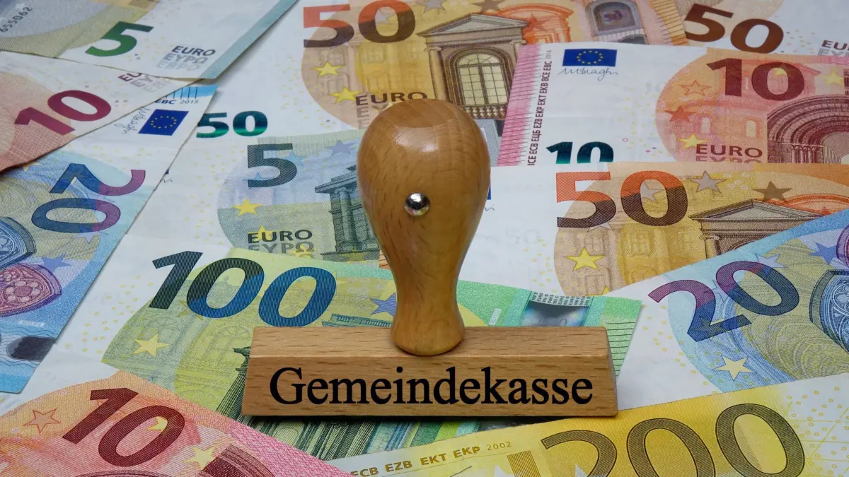 Geldscheine und Stempel mit Gemeindekasse Geldscheine und Stempel mit Gemeindekasse, 13.05.2020, Borkwalde, Brandenburg, Auf Geldscheinen steht ein Stempel mit dem Schriftzug Gemeindekasse. *** Banknotes and stamps with municipal cash box Banknotes and stamps with municipal cash box, 13 05 2020, Borkwalde, Brandenburg, Germany, Banknotes are stamped with the words Gemeindekasse