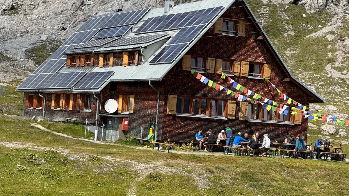 Göppinger Hütte der Alpenvereins-Sektion Hohenstaufen auf dem Gamsboden hoch über Lech am Arlberg.