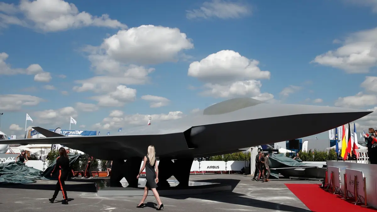 FCAS: ARCHIV - 17.06.2019, Frankreich, Le Bourget: Eines Modell des zukünftigen europäischen Kampfjets wird im Rahmen der 53. Internationalen Pariser Luftfahrtausstellung auf dem Flughafen Le Bourget präsentiert. Der Jet ist Teil des milliardenschweren Rüstungsvorhabens des Luftkampfsystems der Zukunft (FCAS). (zu dpa: «Merz trifft Macron - Ministerrat trotz Politkrise in Paris») Foto: Benoit Tessier/POOL Reuters/AP/dpa +++ dpa-Bildfunk +++