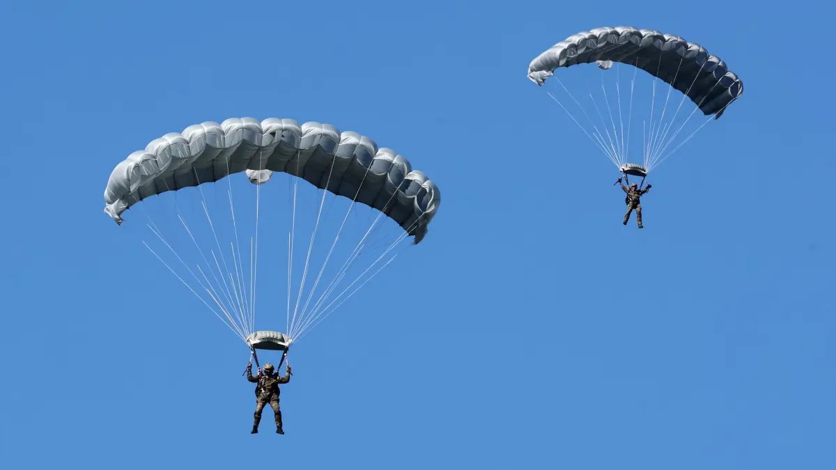 Fallschirmjäger üben in Mecklenburg-Vorpommern: PRODUKTION - 26.08.2025, Mecklenburg-Vorpommern, Barth: Fallschirmjäger aus Niedersachsen absolvieren über dem Flugplatz Barth die Freifall-Taktische Weiterbildung. 35 Springer des Fallschirmjägerregimentes 31 aus Seedorf in Niedersachsen üben von Montag bis Samstag (25.-30.08.2026) über dem Ostseeflughafen, danach geht es weiter nach Trollenhagen bei Neubrandenburg. (zu dpa: «Fallschirmjäger üben in Mecklenburg-Vorpommern») Foto: Bernd Wüstneck/dpa +++ dpa-Bildfunk +++