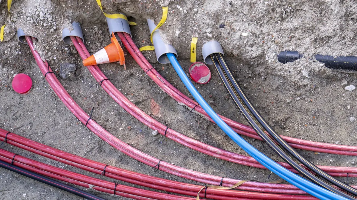 Stromkabel, Elektrokabel, Versorgunskabel, in einer Baugrube, wurden neu verlegt, Stromversorgung, Erdkabel *** Power cables, electric cables, supply cables, in an excavation pit, were newly laid, power supply, underground cables