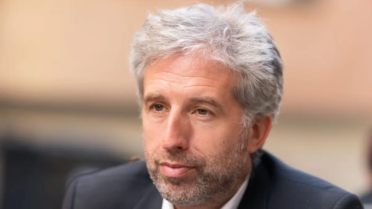 ARCHIV - 13.10.2023, Baden-Württemberg, Tübingen: Boris Palmer (parteilos), Tübingens Oberbürgermeister spricht während eines Interviews in der Innenstadt. (zu dpa: «So soll das Palmer-AfD-Streitgespräch laufen») Foto: Silas Stein/dpa +++ dpa-Bildfunk +++