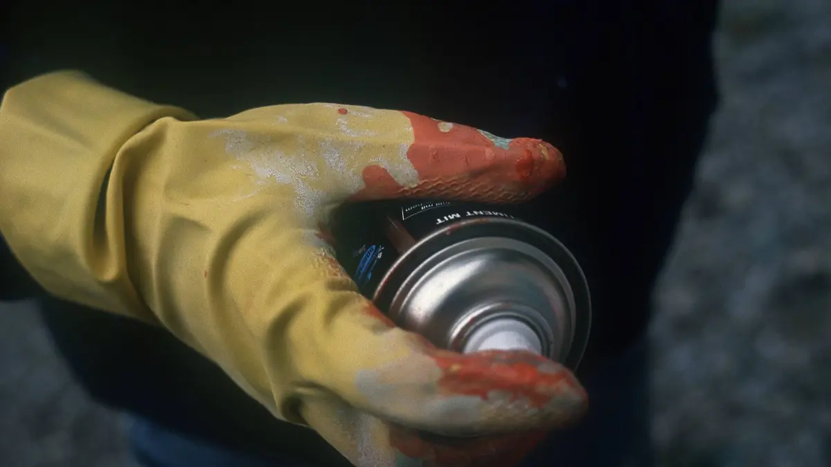 Bildnummer: 51842523 Datum: 01.04.2000 Copyright: imago/Jochen Tack
Hand hält eine Spraydose, Objekte , Körperteile; 2000, Essen, Hände, Handschuh, Handschuhe, Gummihandschuh, Gummihandschuhe, Dose, Dosen, Spraydose, Graffiti, Sprayer, Graffitisprayer; , quer, Kbdia, Einzelbild, Deutschland, o0 Symbolfoto