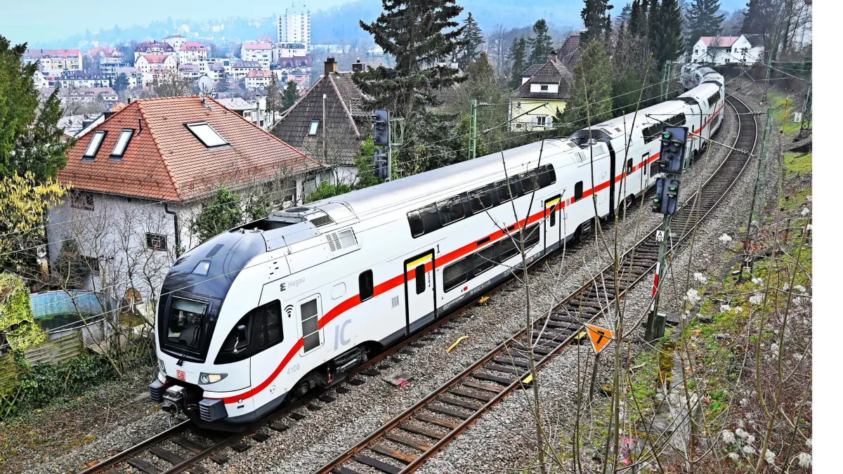 10.02.2025, Baden-Württemberg, Stuttgart: Ein Intercity Zug fährt auf der Gäubahnstrecke. Der innerstädtische Streckenabschnitt der Gäubahn wird wegen seines Ausblicks auf die Stadt Stuttgart auch Panoramabahn genannt. (zu dpa: «Gericht verhandelt über Klagen zur Gäubahn») Foto: Bernd Weißbrod/dpa +++ dpa-Bildfunk +++