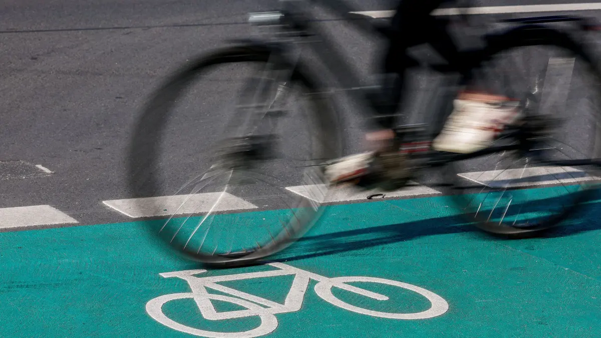 ARCHIV - 25.05.2023, Sachsen, Leipzig: Eine Radfahrerin fährt über einen grün eingefärbten Radweg. (zu dpa «Staatssekretär: Kommunen sollen Fördergeld für Radverkehr abrufen») Foto: Jan Woitas/dpa +++ dpa-Bildfunk +++