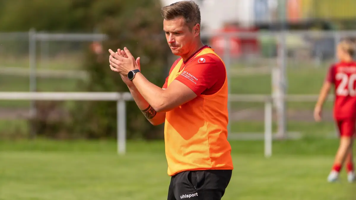 TSV Strassberg vs. TSV Frommern, Fussball, Bezirksliga, 4. Spieltag, Spielzeit 2025/2026, 07.09.2025, Foto: Eibner-Pressefoto/Michael Maehrle: Marc-Philipp Kleiner (TSV Strassberg, Trainer), TSV Strassberg vs. TSV Frommern, Fussball, Bezirksliga, 4. Spieltag, Spielzeit 2025/2026, 07.09.2025, Foto: Eibner-Pressefoto/Michael Maehrle